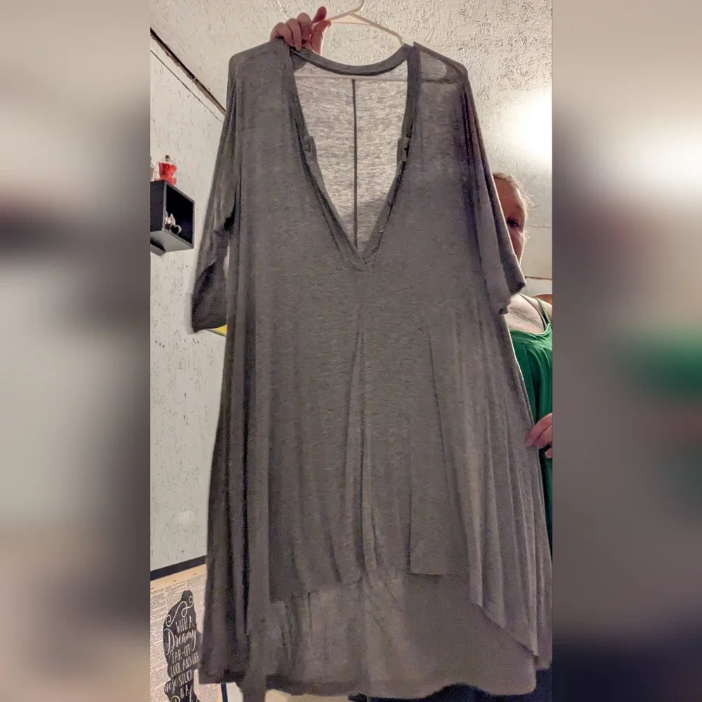 Gray V-Neck 1/4 Sleeve Top - Picture 1 of 1